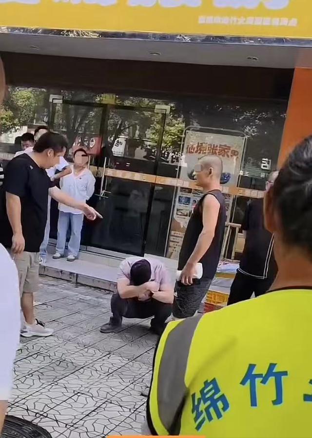俄罗斯女人洗澡被偷拍引发争议，偷拍者被抓，受害者维权，社会关注隐私安全