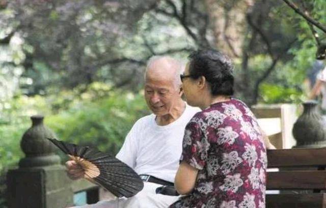 老头脱精光洗澡Gay2023浜引发热议，网友热议老年同志生活，探讨多元文化包容性