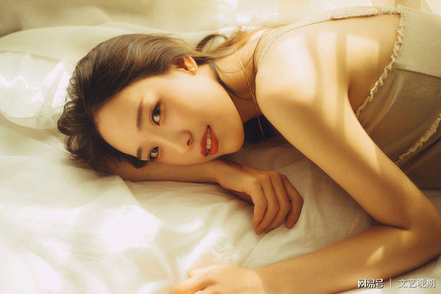 隔壁练瑜伽的人妻引发小区热议，温柔身姿背后藏着秘密，邻居们纷纷猜测真相