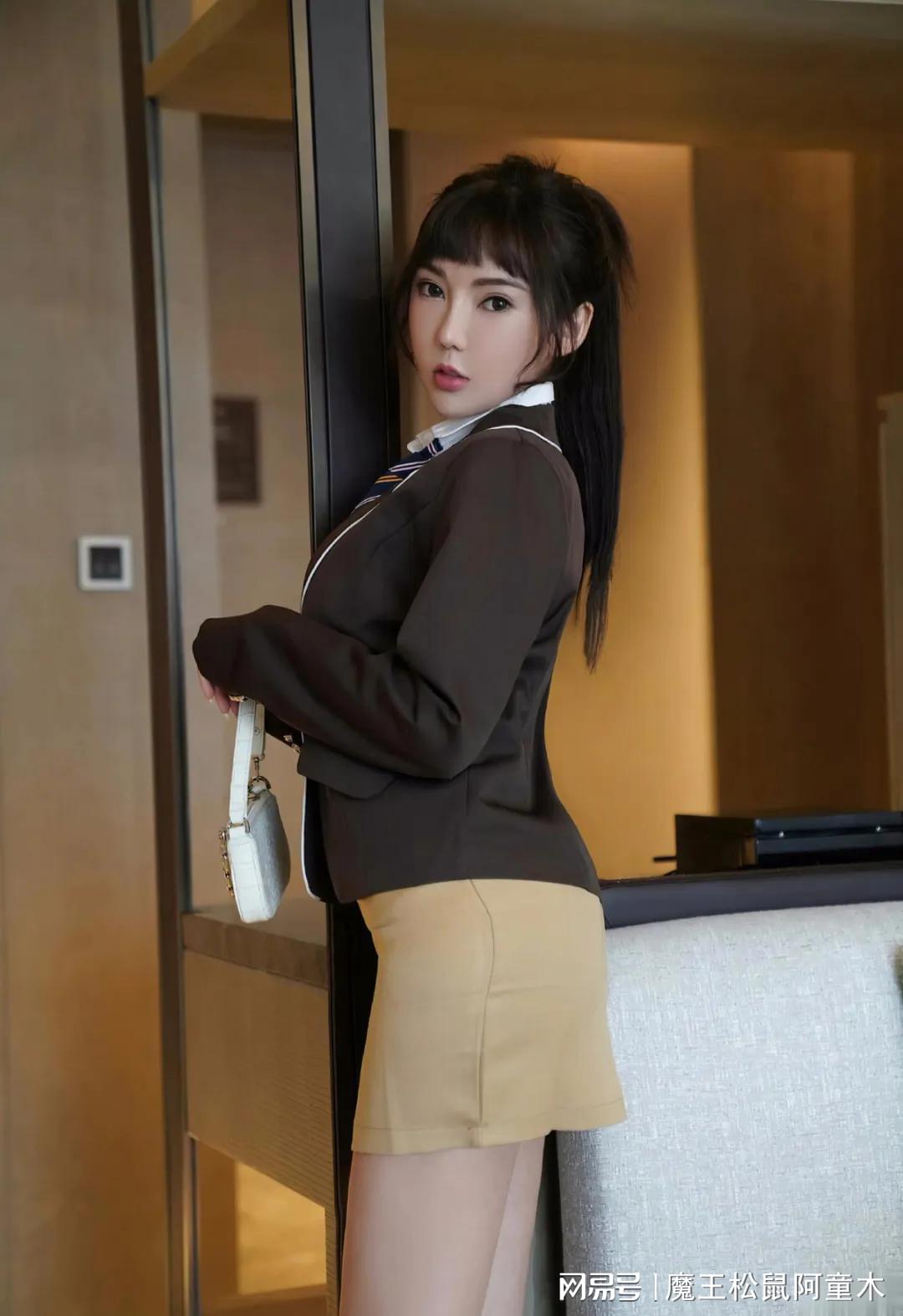 制服丝袜黄色电影诱惑，制服丝袜激情演绎，黄色电影经典镜头