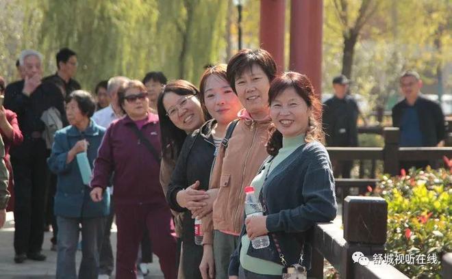 国语对白老熟妇演绎经典片段，重温岁月温情，展现成熟女性魅力