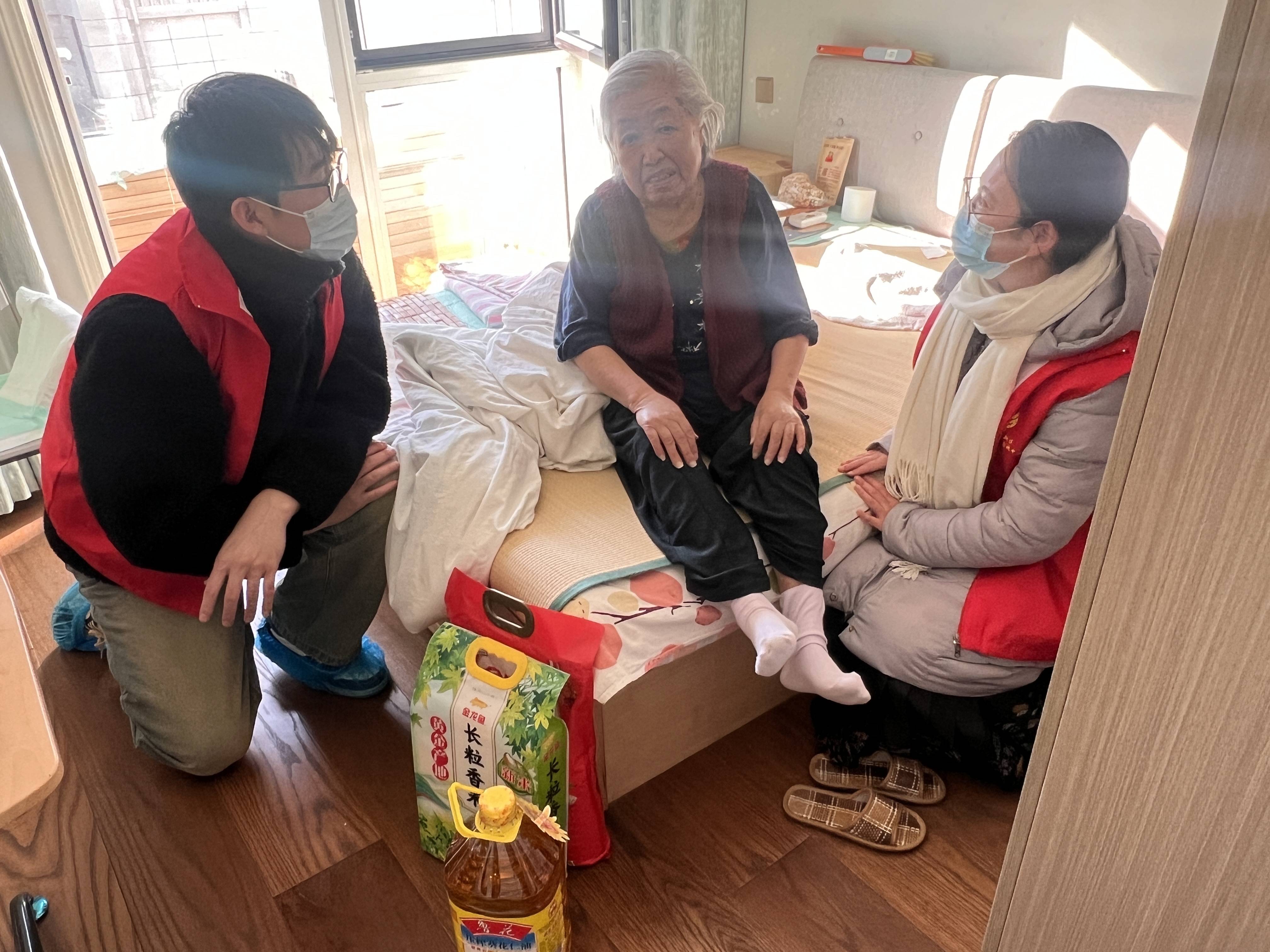 中国老太的幸福晚年生活，社区关爱暖人心，传统美德代代传