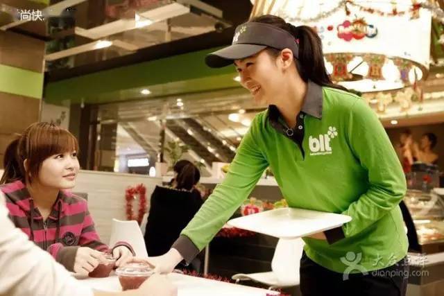 中国女人服务员职场奋斗故事，展现服务行业真实面貌，温暖与坚韧并存