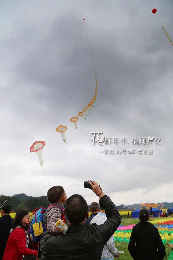 2.篮球场下雨天女同学嬉戏，青春洋溢，欢声笑语回荡，湿滑地面也挡不住热情