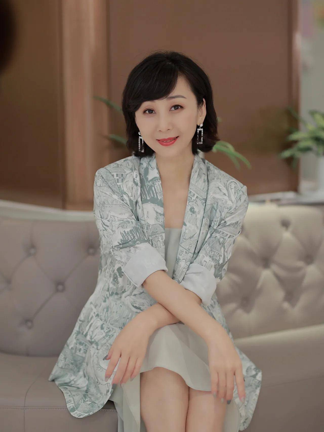 五十岁熟女魅力绽放，优雅自信，活出精彩人生