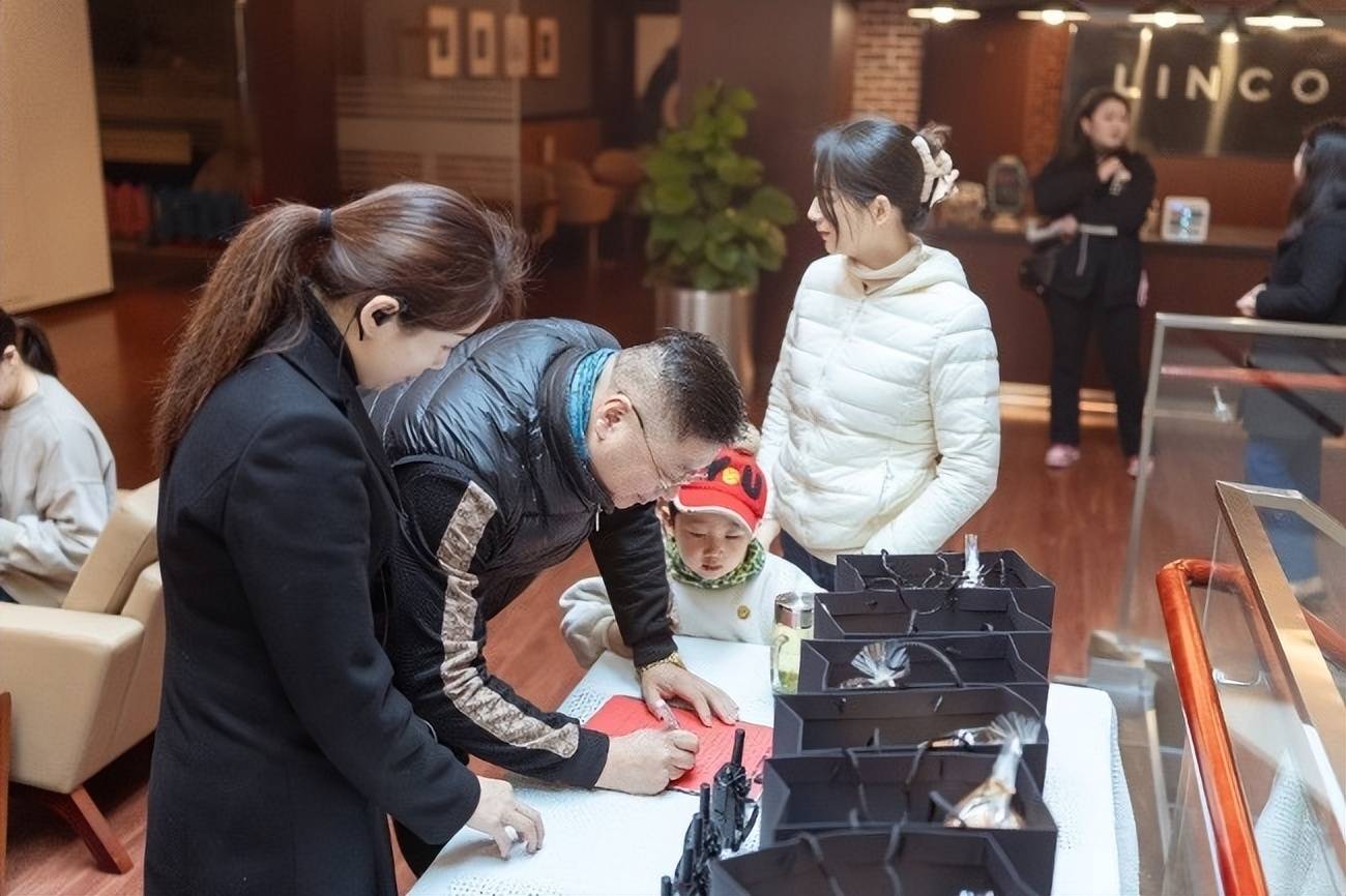 国产精品亚洲V天堂闪耀登场，惊艳视觉盛宴，尽享奢华体验