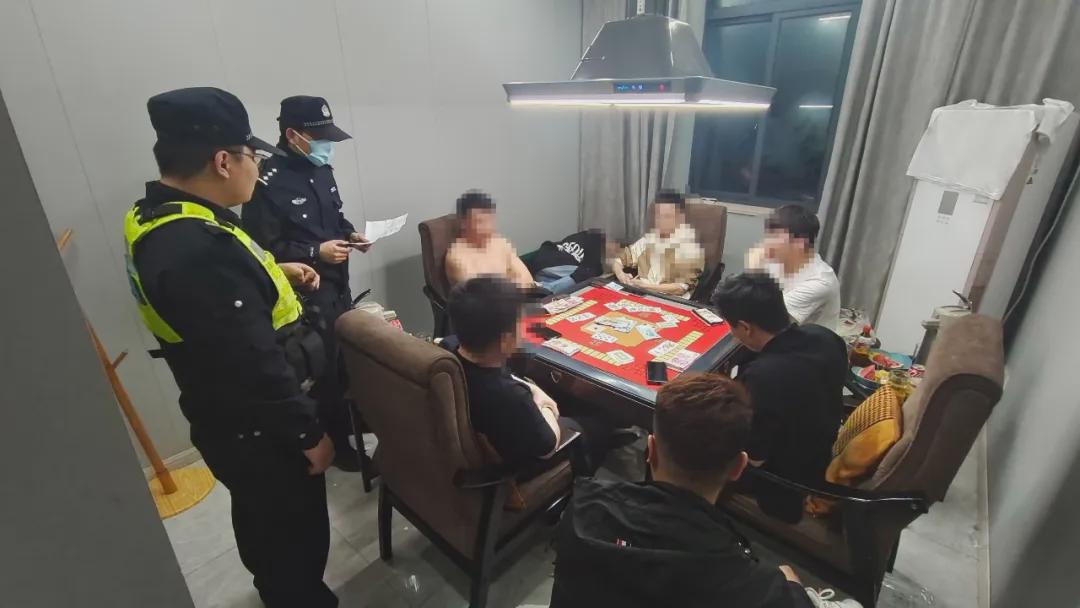 农村寡妇婬乱A毛片App浜引发热议，网络扫黄行动升级，警方严打违法行为