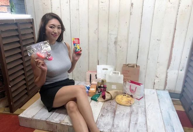 日本熟妇妈妈HD写真集，优雅风情，成熟魅力，展现东方女性独特韵味