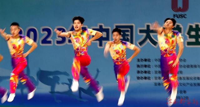 14岁小女孩大片浜惊艳全场，青春活力绽放，海边光影定格最美瞬间