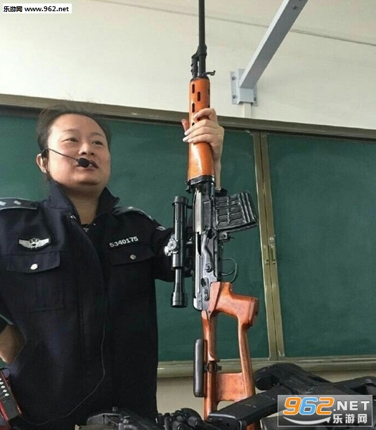 老师打脚枪浜引发热议，校园体罚争议再起，家长呼吁加强监管