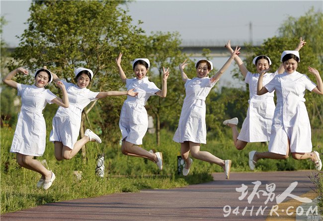 16岁女生光溜溜身材如何塑造健康自信美，科学锻炼搭配合理饮食，展现青春活力