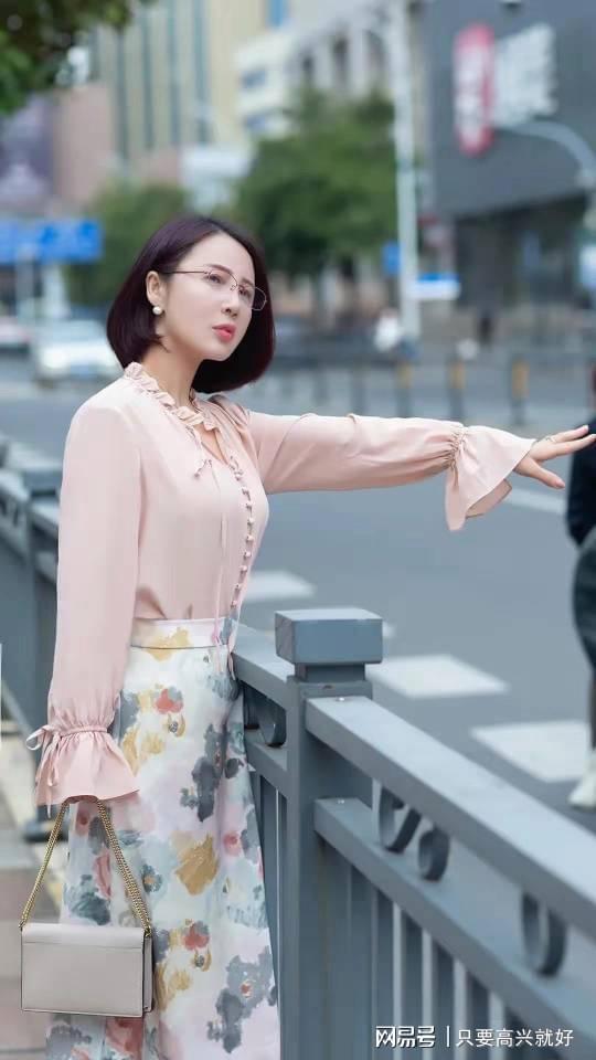亚洲热少妇三款迷人穿搭，展现性感魅力，轻松俘获众人目光