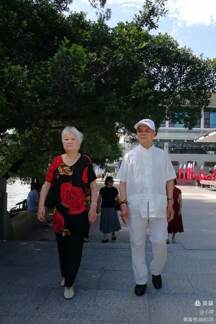 七十多岁老妇生活故事，晚年风采依旧，岁月沉淀的优雅与智慧