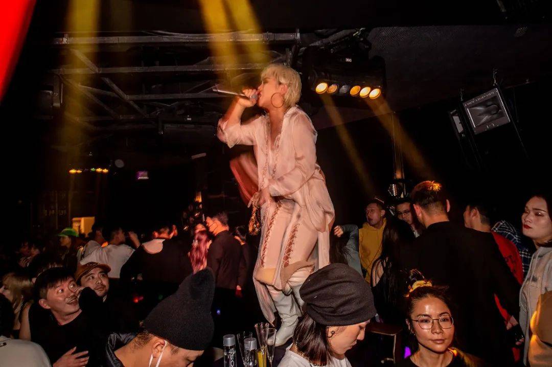 黑人与老女人A片两性人浜的禁忌之恋，跨越性别与年龄的激情碰撞，深夜独享的隐秘欲望