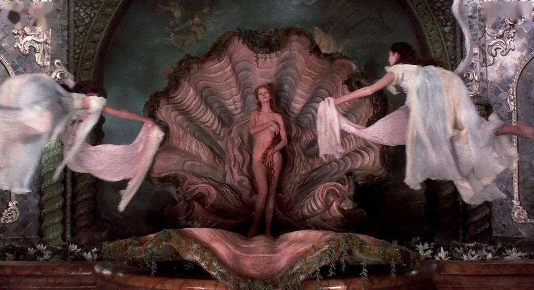 年轻美女人体艺术写真，展现完美曲线，激发无限遐想与欲望