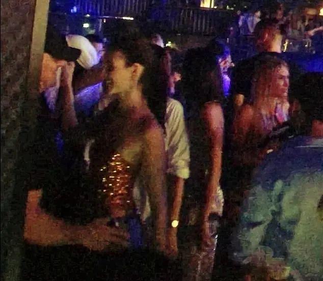 3p娇妻客厅高潮不断，激情夜战令人心跳加速，夫妻生活更甜蜜刺激