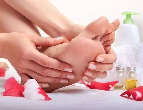 2.嫩脚玉足TK视频VK，足部护理技巧，美足保养秘诀，轻松打造柔嫩双足
