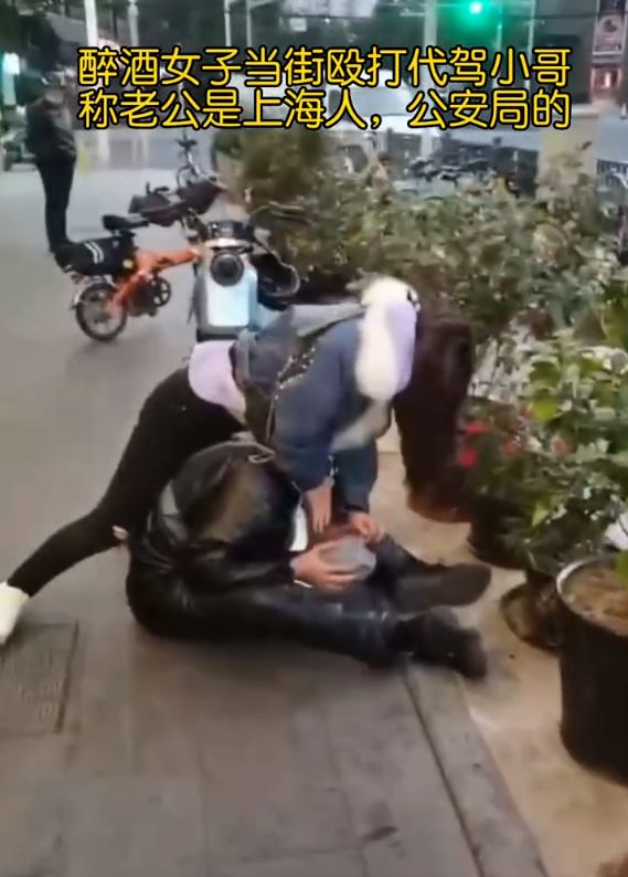女警察的奶又白又大，英勇形象深入人心，展现女性力量与魅力