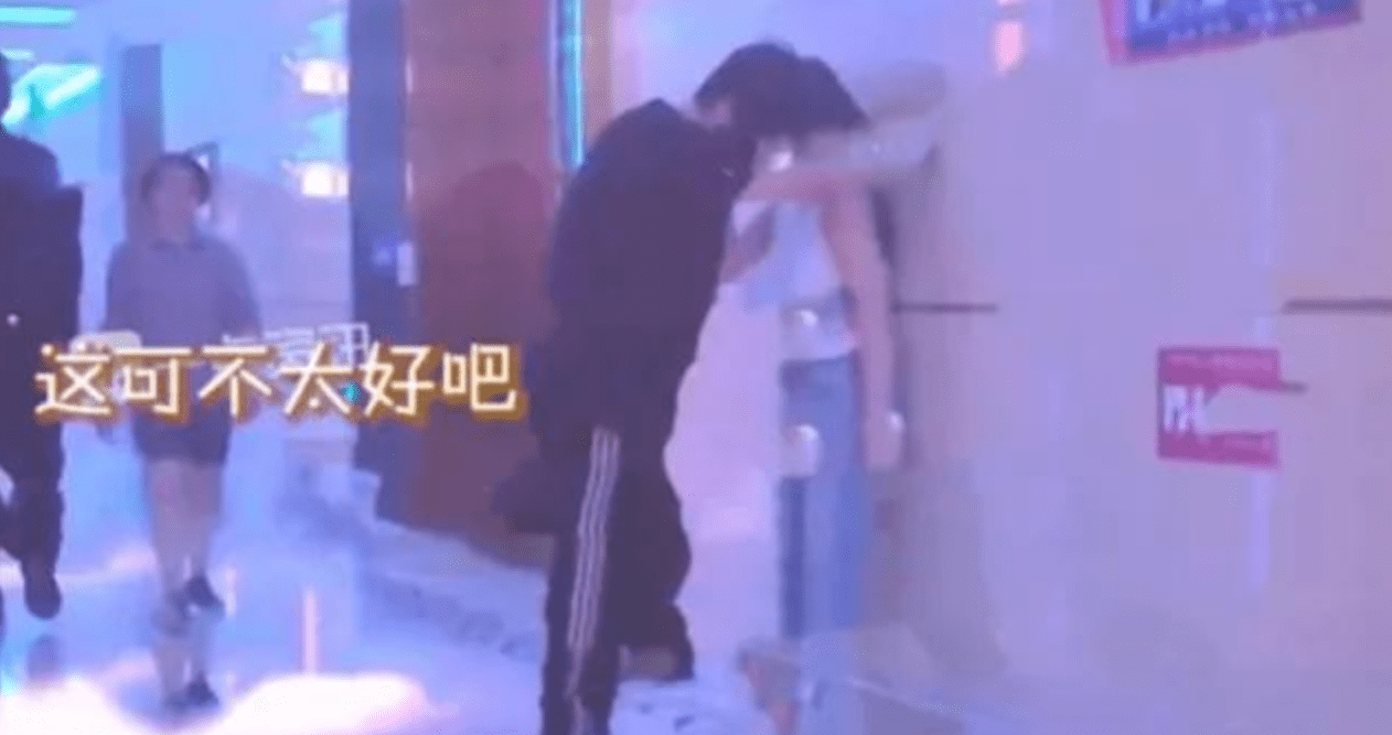 1.偷拍熟女冲凉引发争议风波