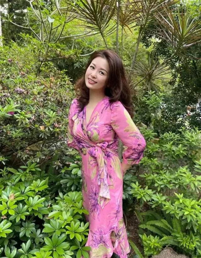 丰滿老女人伦理探讨中年女性情感困境与道德抉择，引发社会深度思考，重塑传统价值观