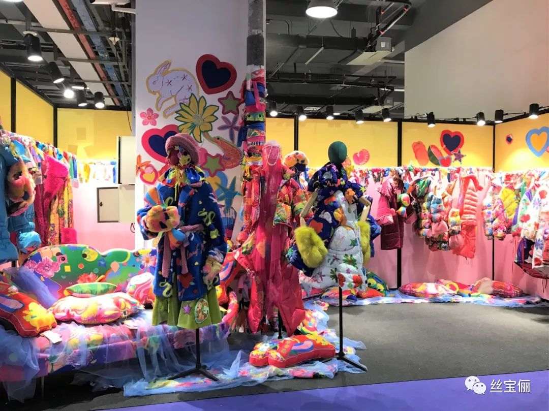 中国女人黄色系列AA制视频引发热议，探讨现代女性消费观，展现独立自主新形象