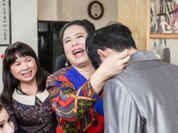 风韵丈母娘与女婿的禁忌之恋,桃花视频揭秘,乱伦背后的隐秘故事 风韵丈母娘与女婿的禁忌之恋,桃花视频揭秘,乱伦背后的隐秘故事