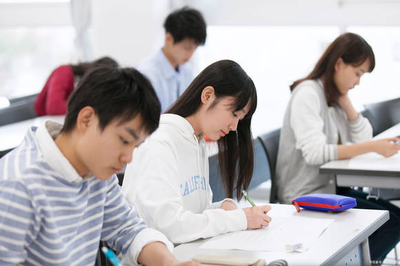欧美老妇人免费老师传授经典课程,优雅教学风格,适合成人学习 欧美老妇人免费老师传授经典课程,优雅教学风格,适合成人学习