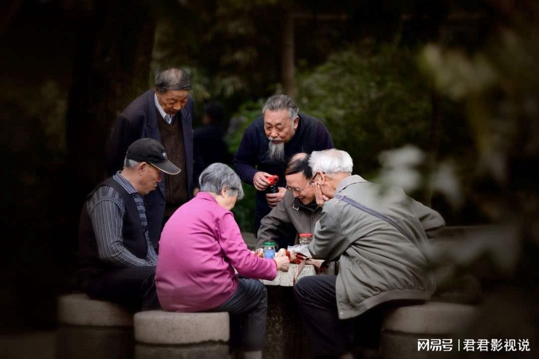东北二老头玩肥老太视频爆笑瞬间，网友热议老年生活乐趣，真实记录欢乐时光