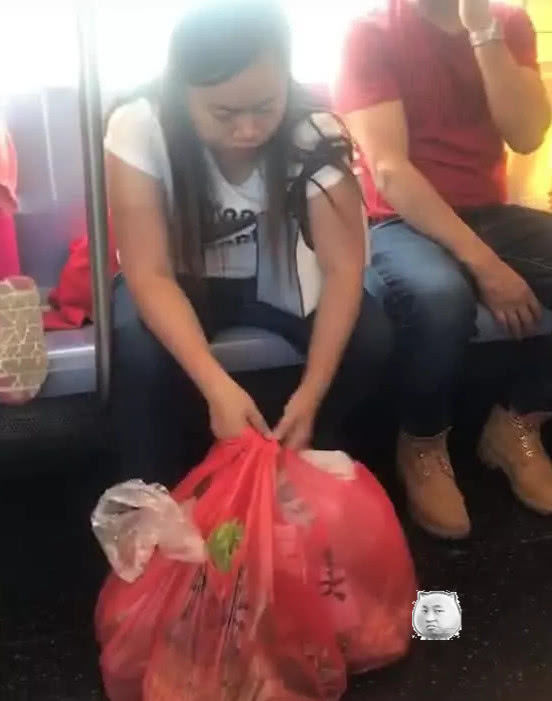 公交车少妇做爱浜激情邂逅，深夜车厢，禁忌之恋，欲望交织