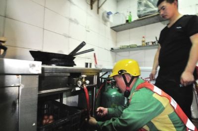 宏福苑大火最新消息，救援进展迅速，居民安全转移，现场仍存隐患