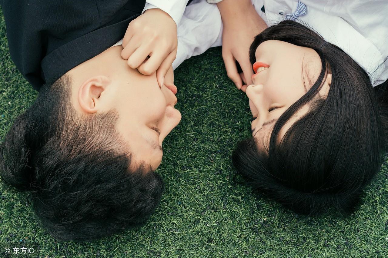 男生困困放在女生定眼的恋爱小心机，逗趣互动，甜蜜瞬间，逗你一笑，温暖心房