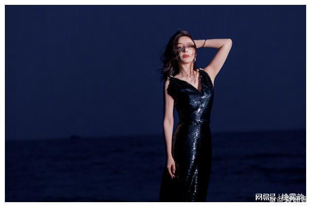 玉女裸体ferr浜惊艳亮相，绝美身材引爆全网，性感写真震撼发布