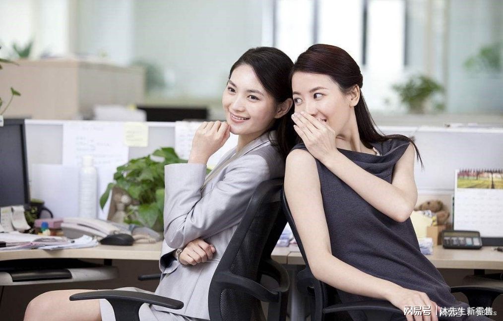 制服丝袜搭配技巧，展现职场魅力，提升气质与自信的穿搭指南