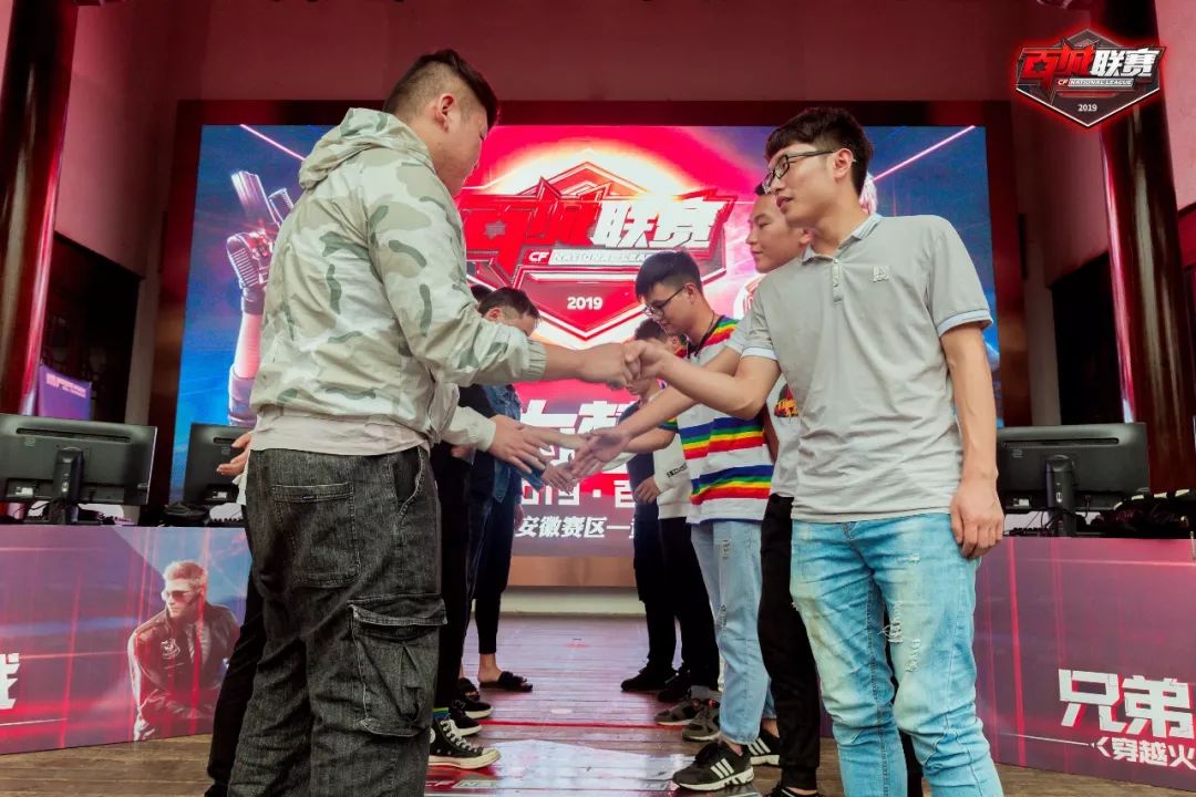 双男主激战刺激战场免费视频热血对决,高能操作燃爆全场,吃鸡大战一触即发 双男主激战刺激战场免费视频热血对决,高能操作燃爆全场,吃鸡大战一触即发