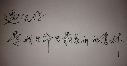 老头和女人相遇在黄昏的街角，一段跨越年龄的温情故事，谱写生命中最美的意外
