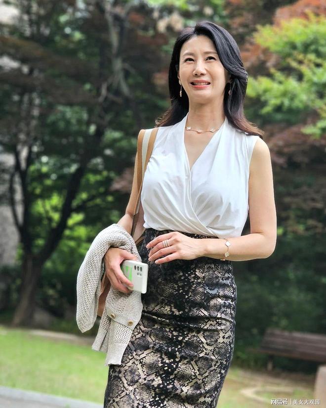 熟女89的时尚魅力，优雅风姿，成熟女性89的独特韵味