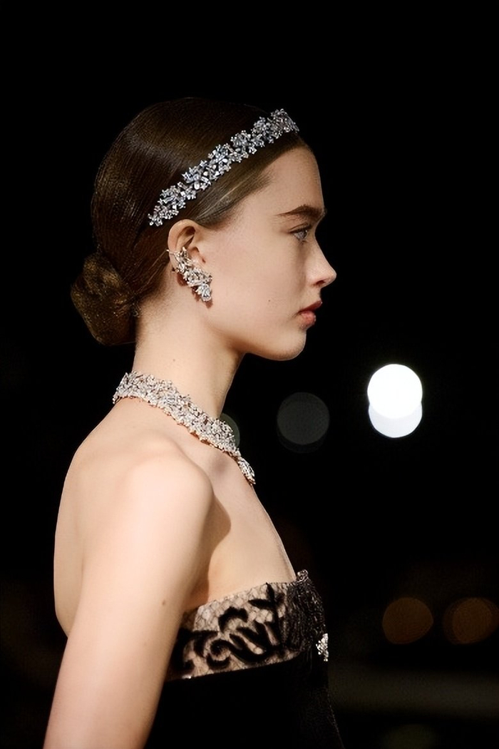 2.偷拍欧洲美女，街头风情，优雅瞬间，自然魅力绽放