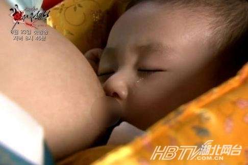 大尺度吃奶做爰视频引发热议，网友疯狂转发，专家呼吁理性看待