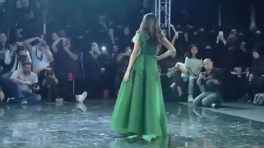肉欲熟女风情万种，迷人魅力无法抵挡，成熟韵味令人沉醉