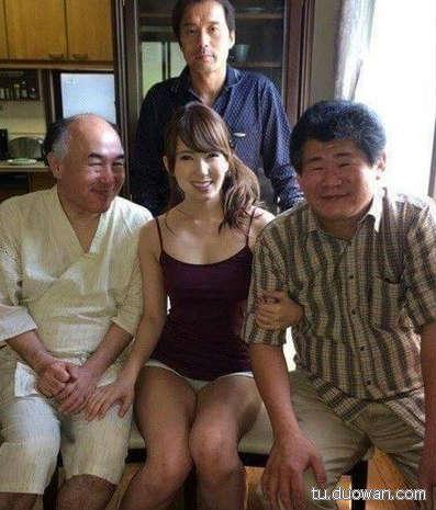 老头AV引发热议，探讨老年群体需求，关注银发市场潜力，社会反响两极分化