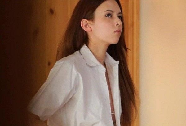 2.人妖sarina裸体自慰,揭秘背后真相,探索欲望与身份的纠葛