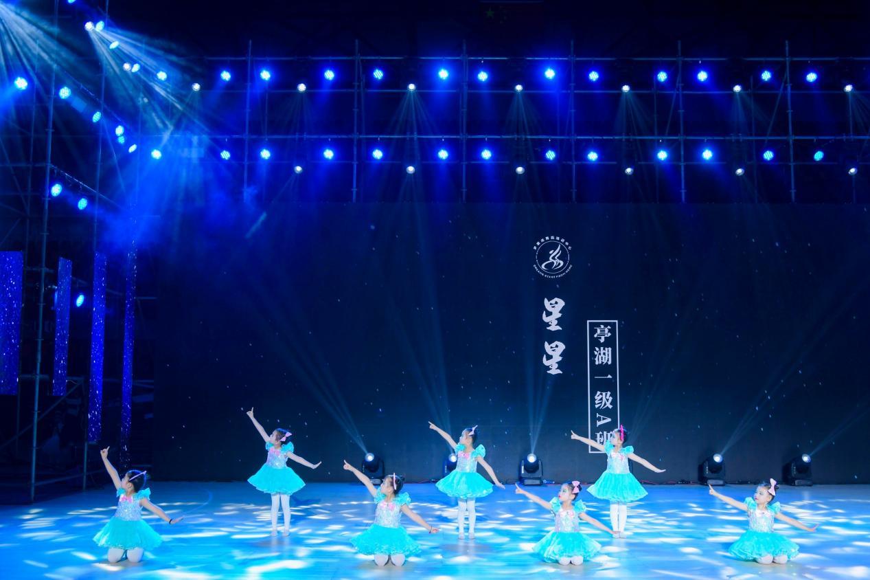 五月天激情婷婷绽放音乐梦想，青春热血，舞台光芒四射