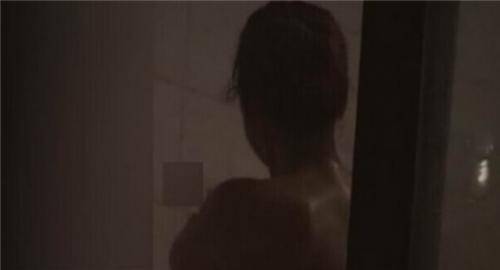 女学生裸体洗澡A片浜引发热议，校园安全与隐私保护成焦点，网友呼吁加强监管
