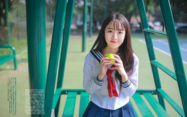 女学生的粉嫩小泬青春洋溢，校园写真展现纯真魅力，少女感十足惹人怜爱