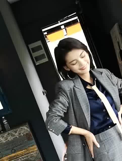 熟女如厕的隐秘日常与优雅瞬间，展现成熟魅力，自在从容