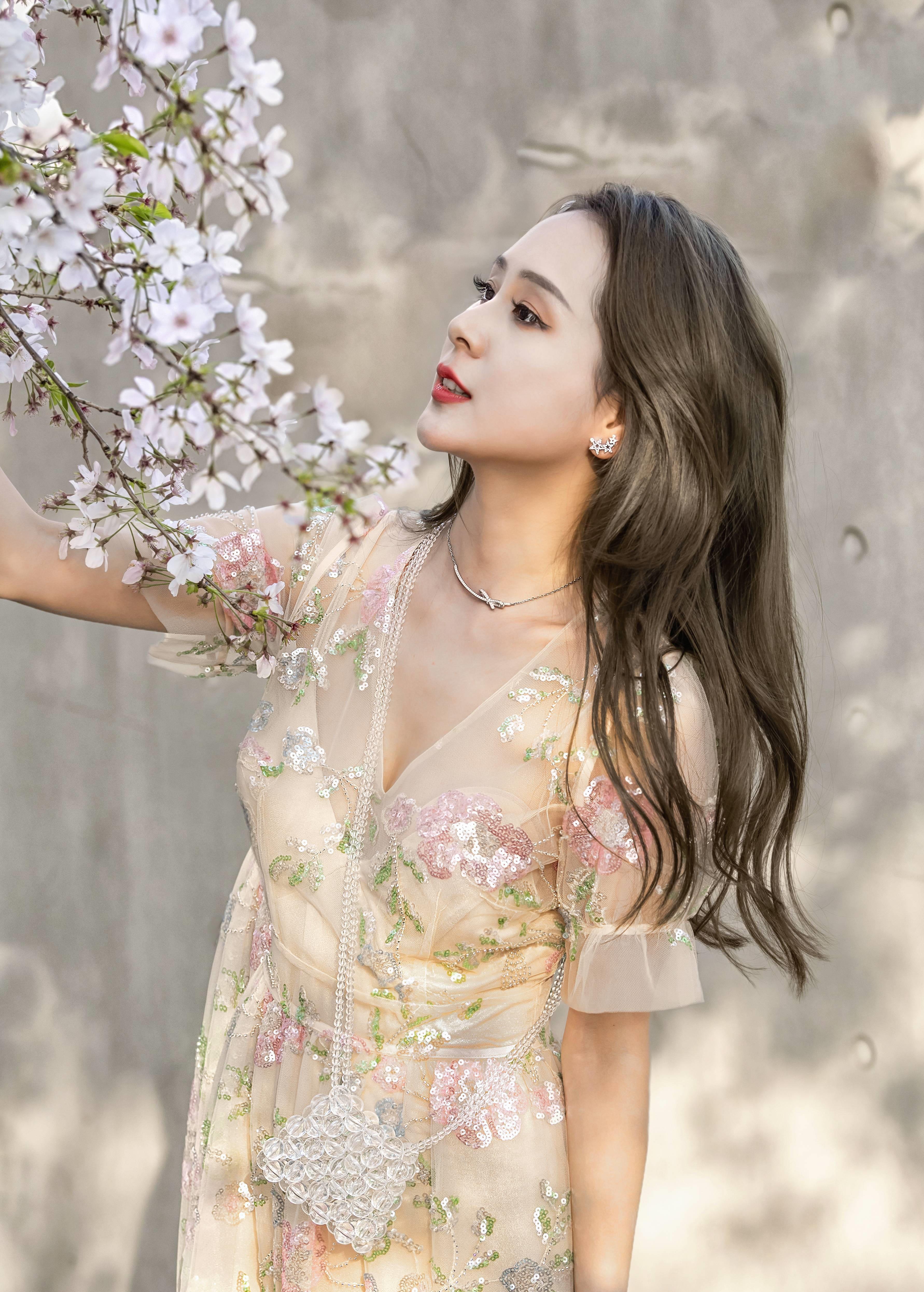 Beeg少妇的迷人魅力，展现成熟风情，轻松俘获你的心