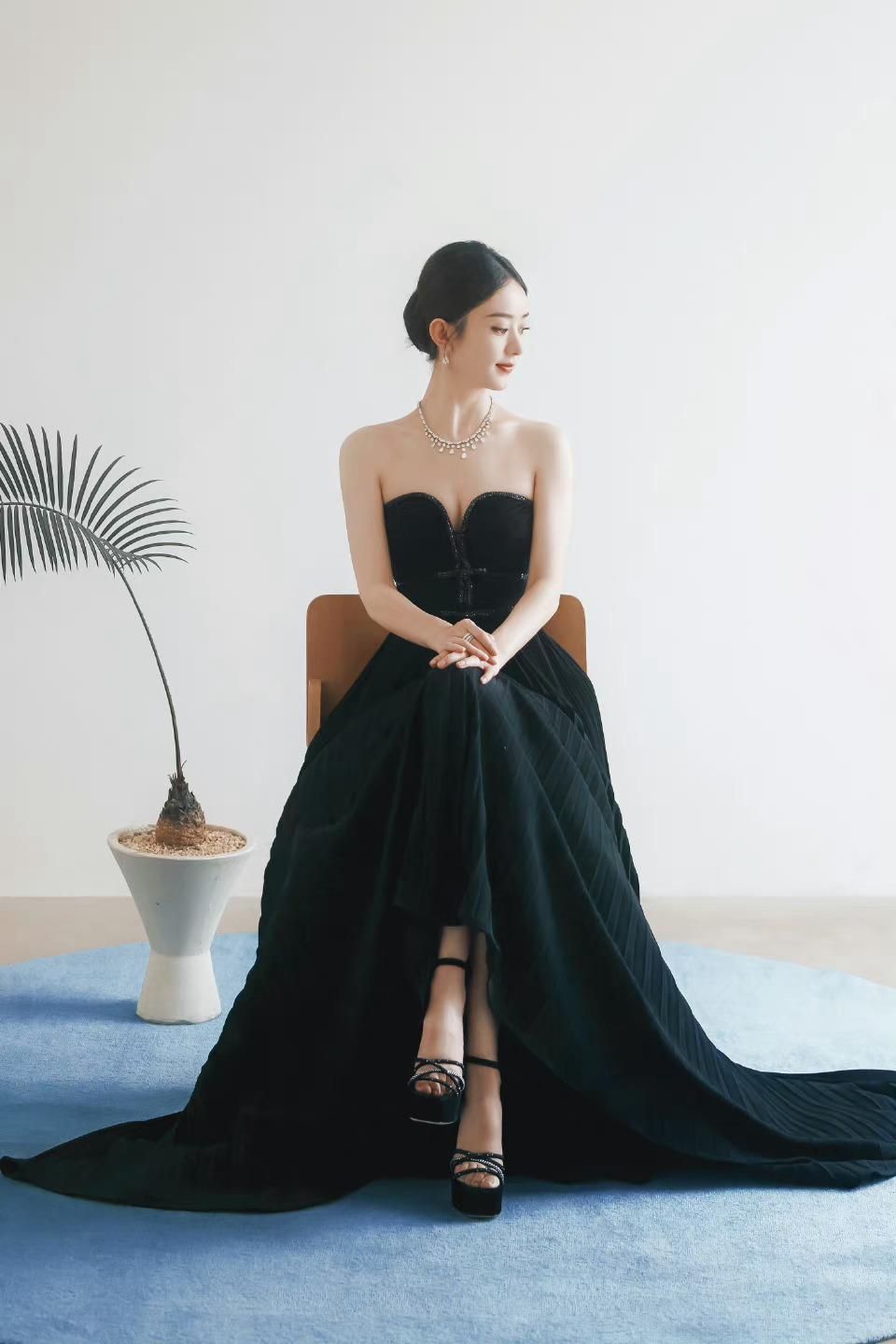 美女爱生活更精彩，自信优雅绽放魅力，温柔善良打动人心