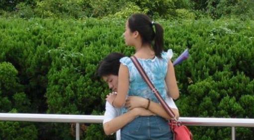 2.中年夫妻偷拍事件曝光，隐私安全引深思，如何防范成焦点