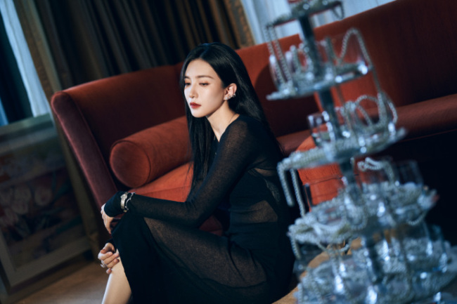 丰满老女人A片激情演绎，成熟女性魅力四射，深夜独享私密诱惑
