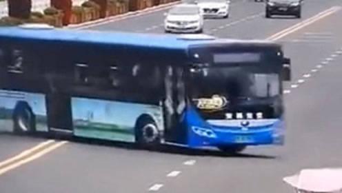 2.白洁公交车事件曝光，车内不雅视频疯传，网友热议不断